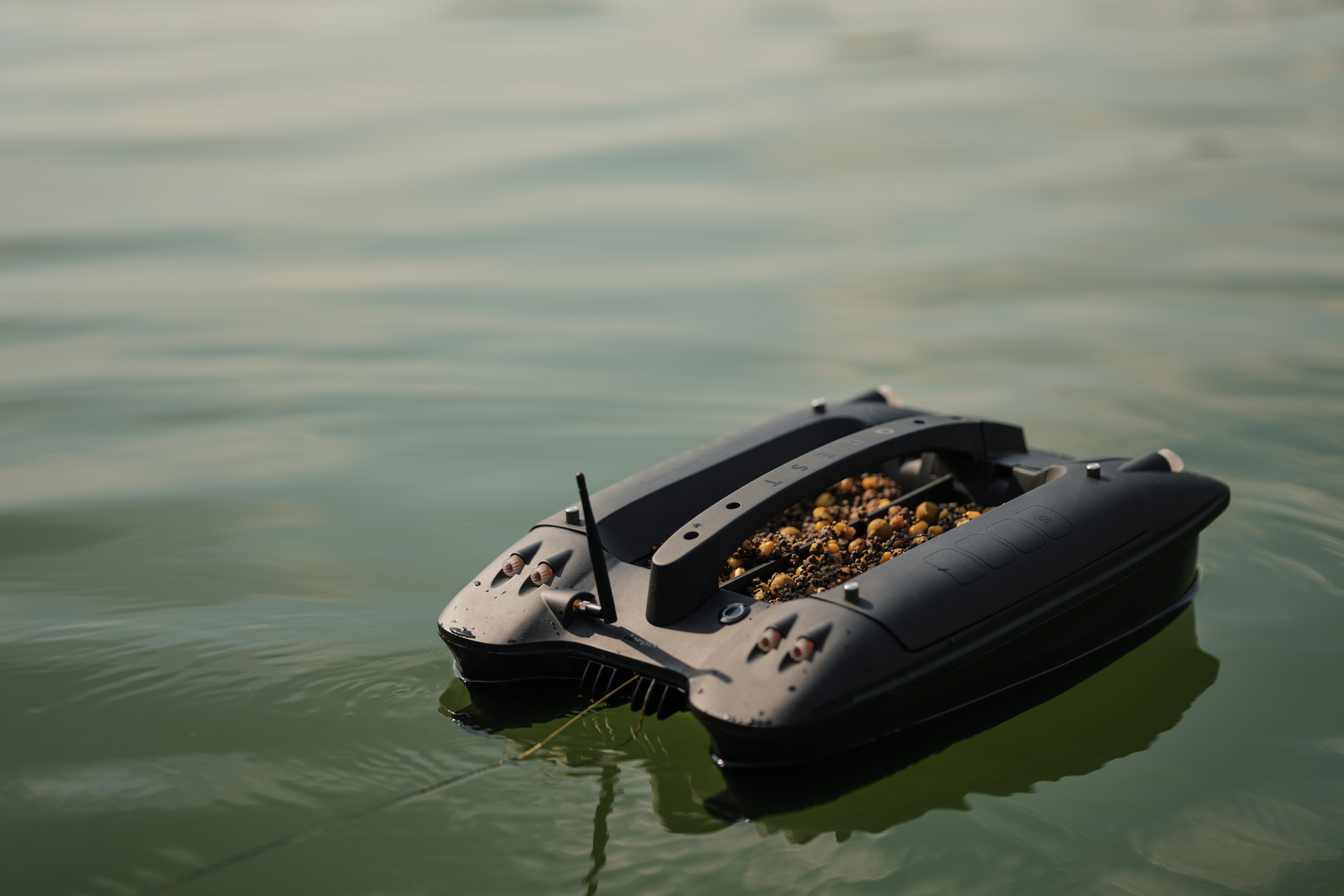 Deeper Quest Bait Boat (Fish Finder + GPS + Autopilot)